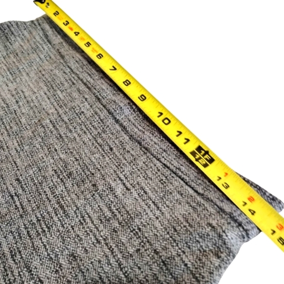 Banana Republic | Ladie's Ruffled Hem Flare Mini Skirt | Size 4 - Picture 5 of 9